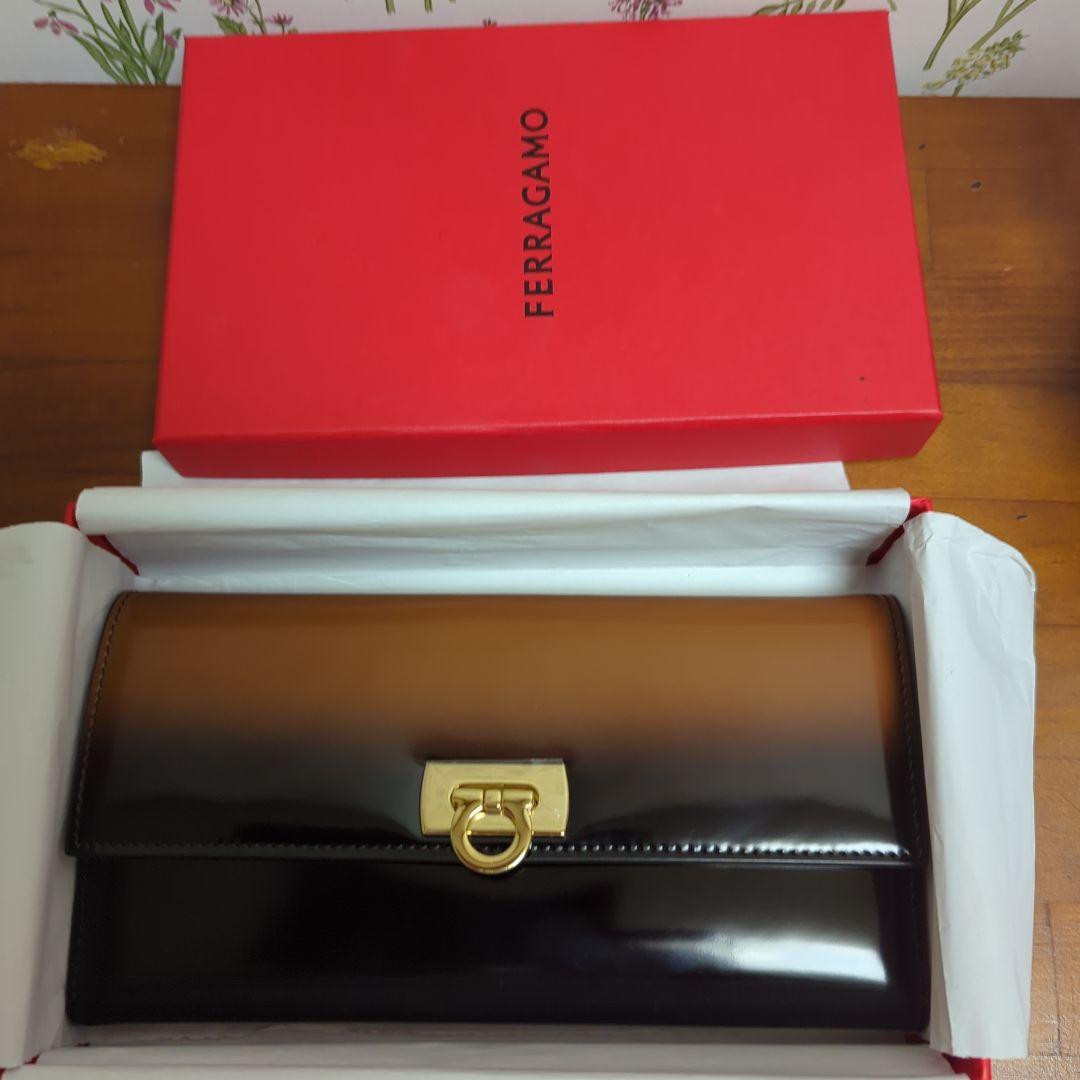 新品未使用　FERRAGAMO 　ワンダレディス　エナメル長財布　黒✕茶