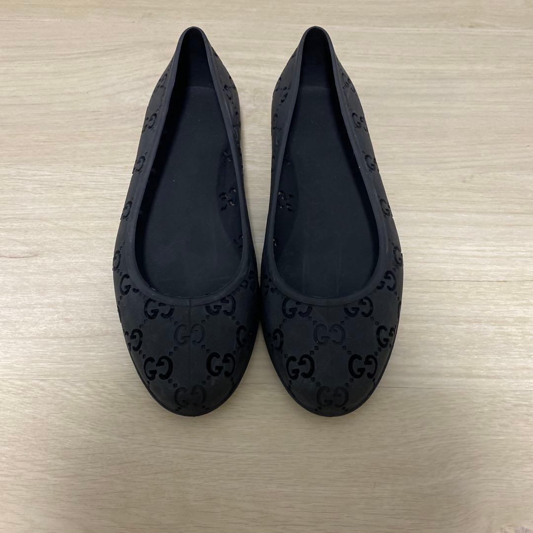 gucci ブラックロゴフラットシューズ