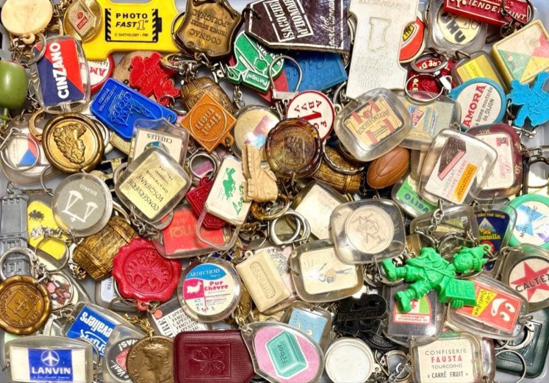 値下げ中!24【100個まとめて!】ヴィンテージ フランスフレンチ キーホルダー