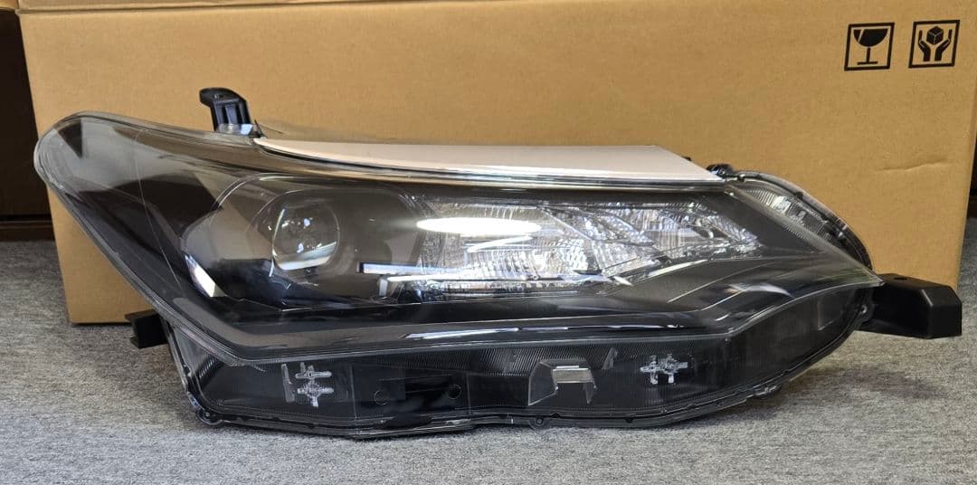 アクシオ 右ヘッドライトLED