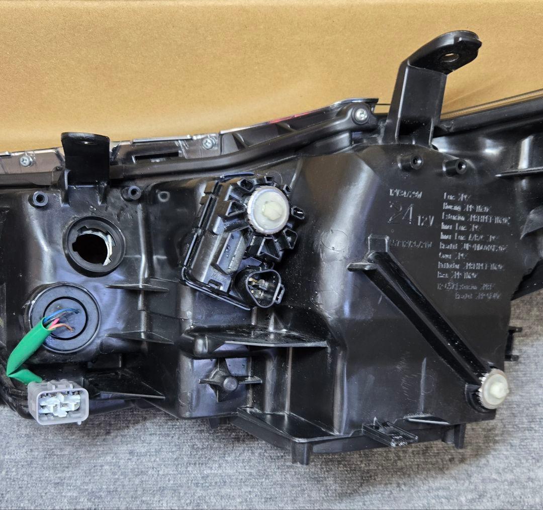 アクシオ 右ヘッドライトLED