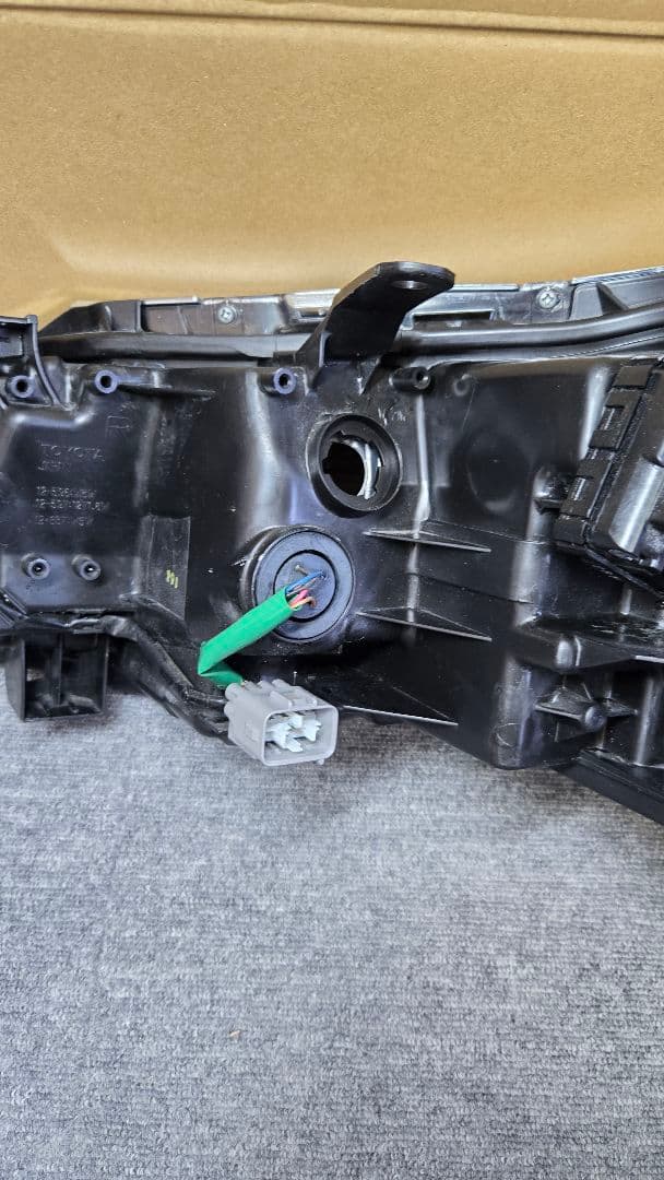 アクシオ 右ヘッドライトLED