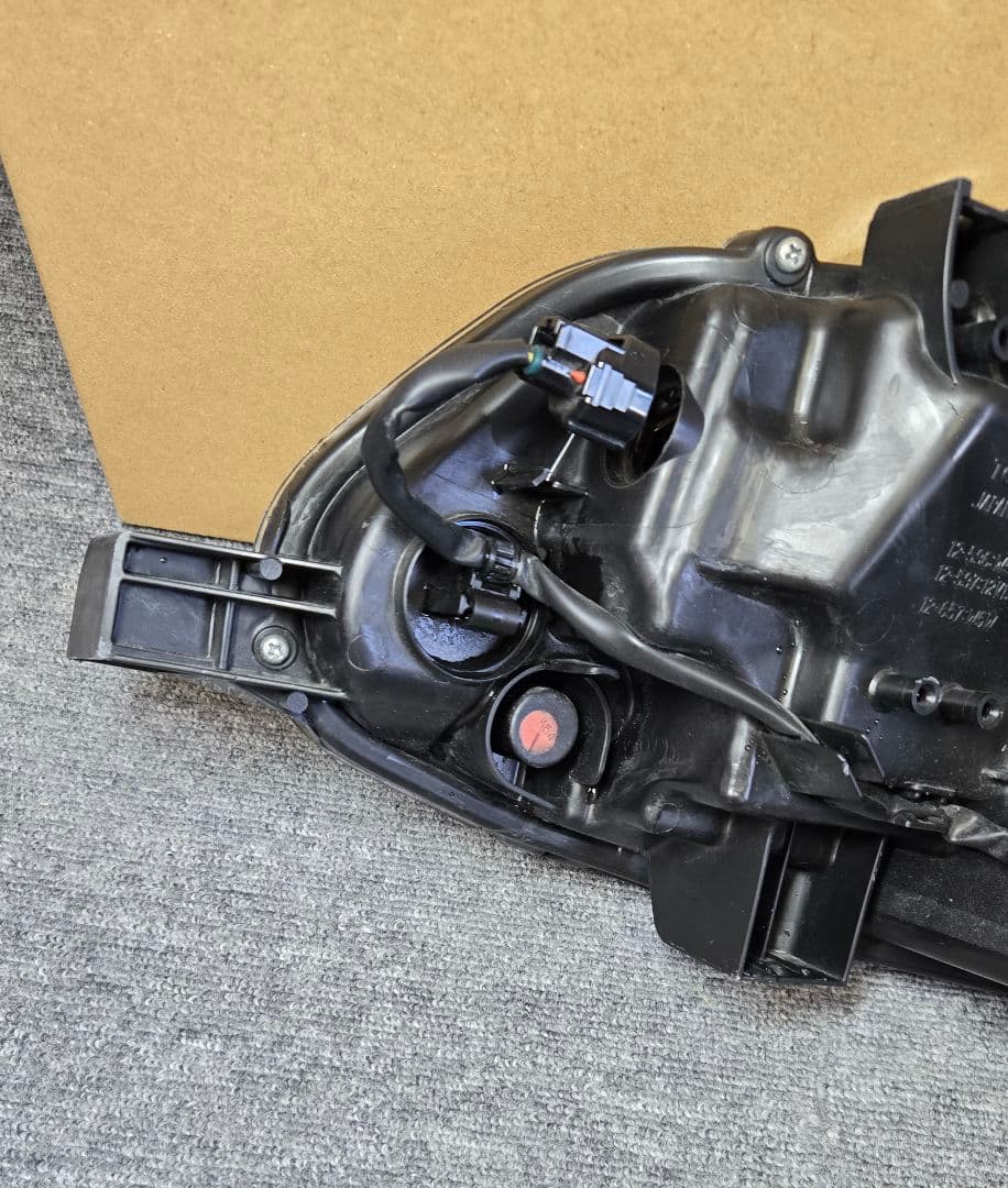 アクシオ 右ヘッドライトLED