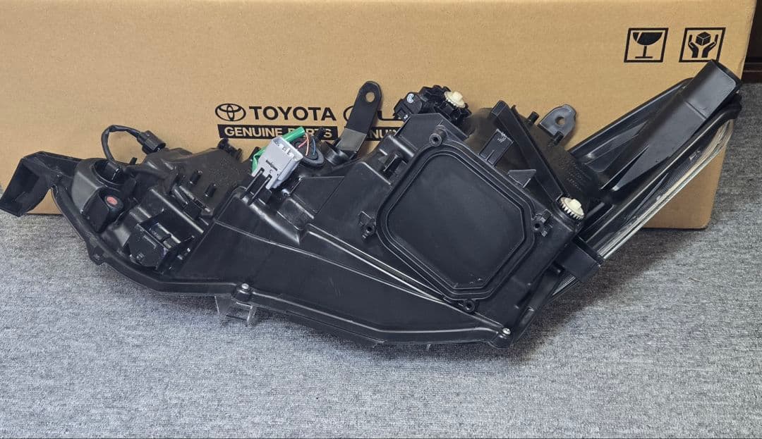 アクシオ 右ヘッドライトLED