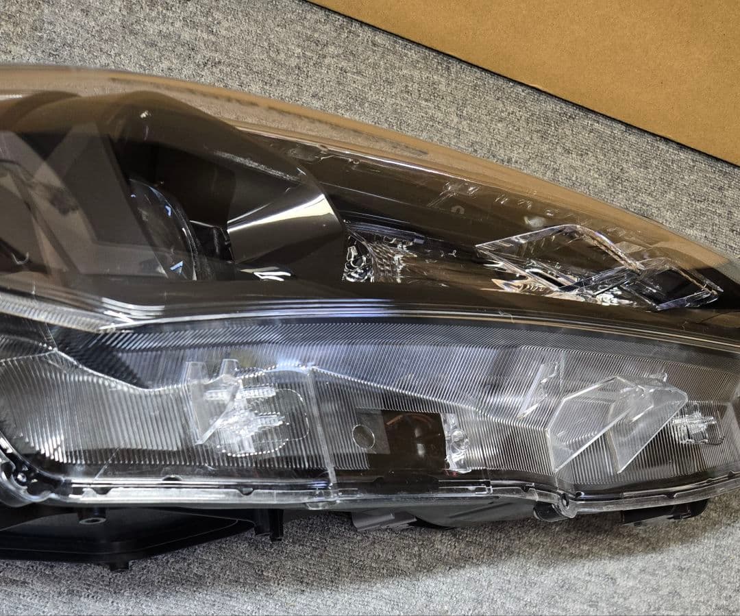 アクシオ 右ヘッドライトLED