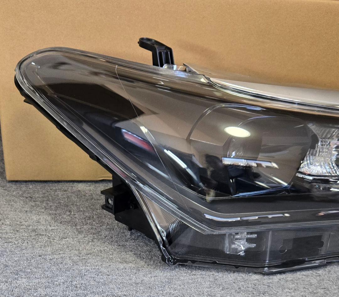 アクシオ 右ヘッドライトLED