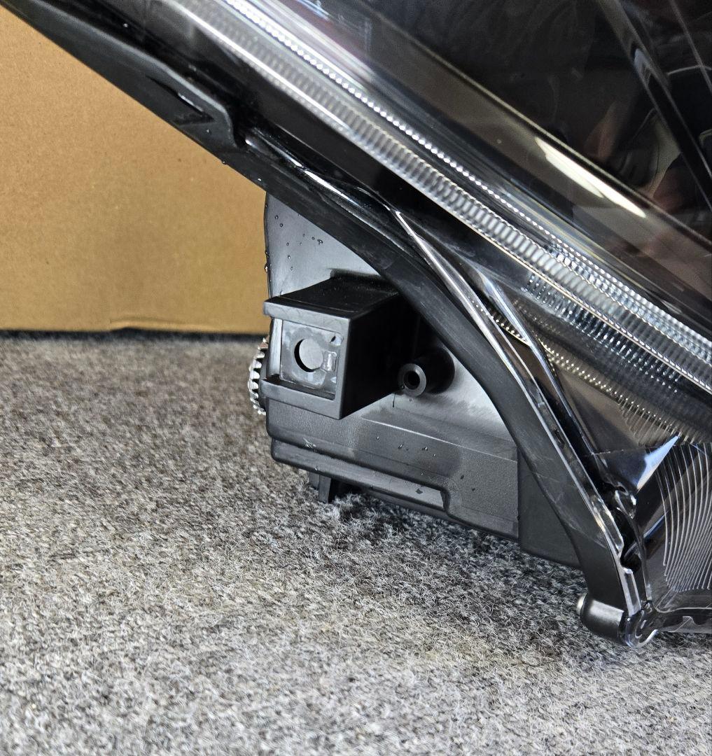 アクシオ 右ヘッドライトLED