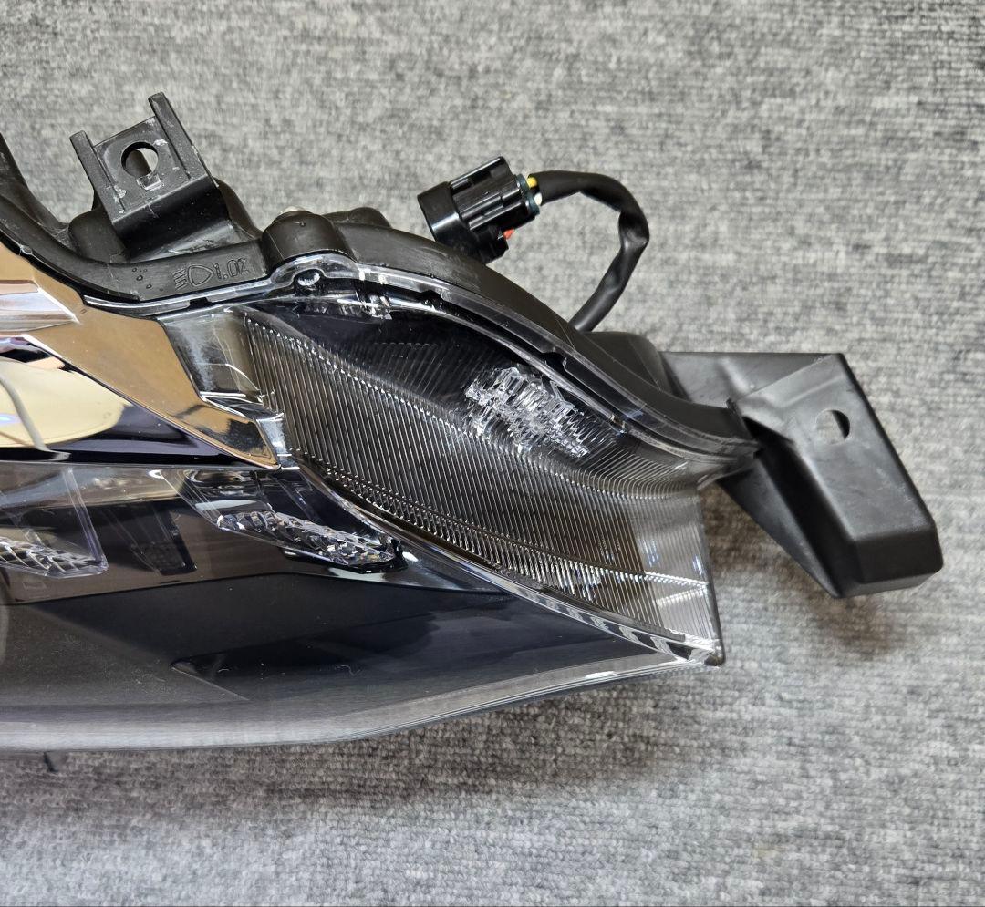 アクシオ 右ヘッドライトLED