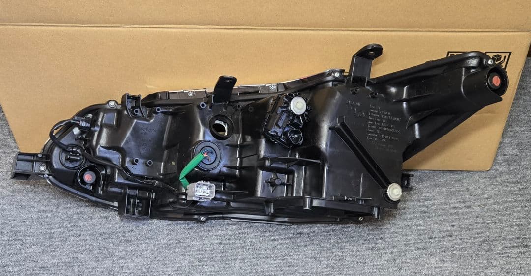 アクシオ 右ヘッドライトLED