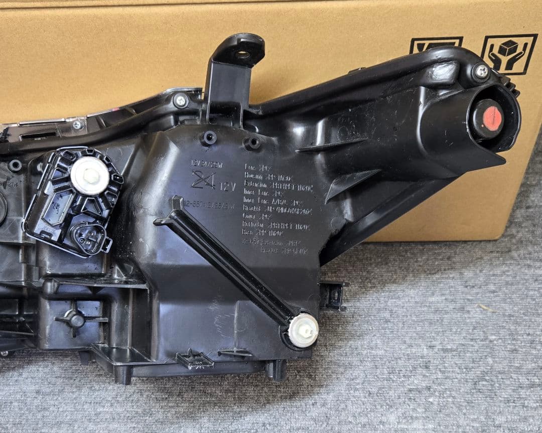 アクシオ 右ヘッドライトLED