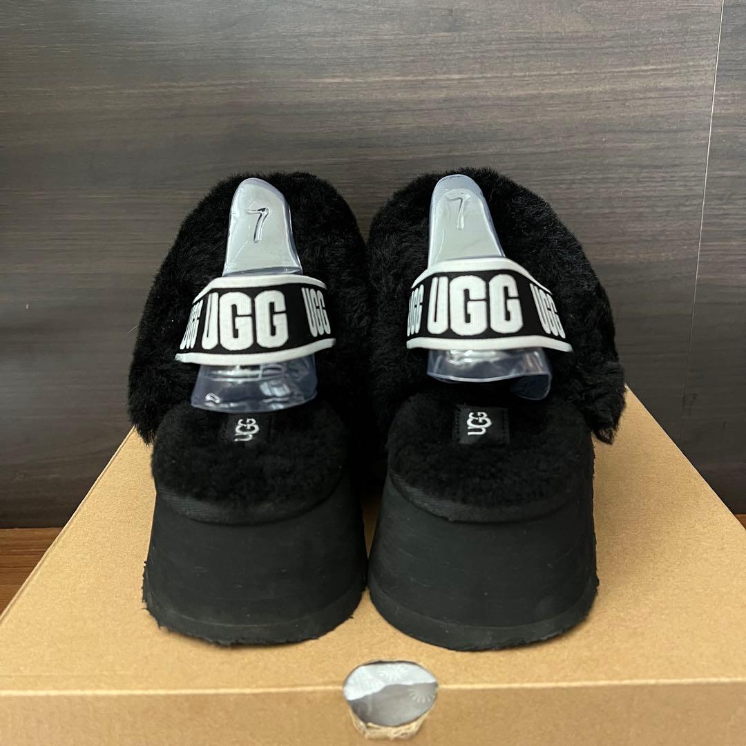 美品 UGG FUNKETTE プラットフォーム スリッパ 黒