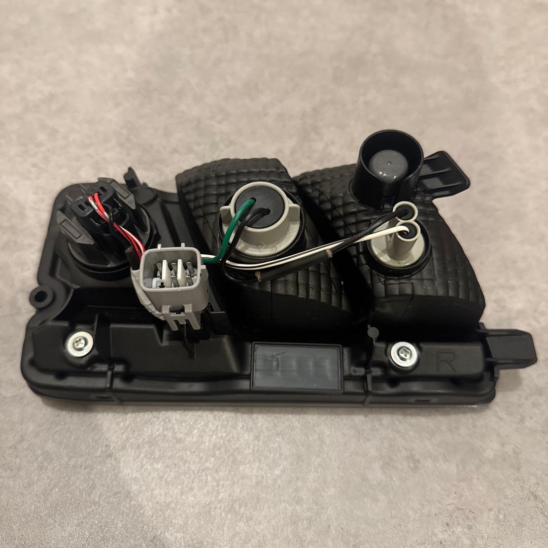 ［新車外し］ダイハツ　アトレー　テールライト 左右セット クリア/レッド