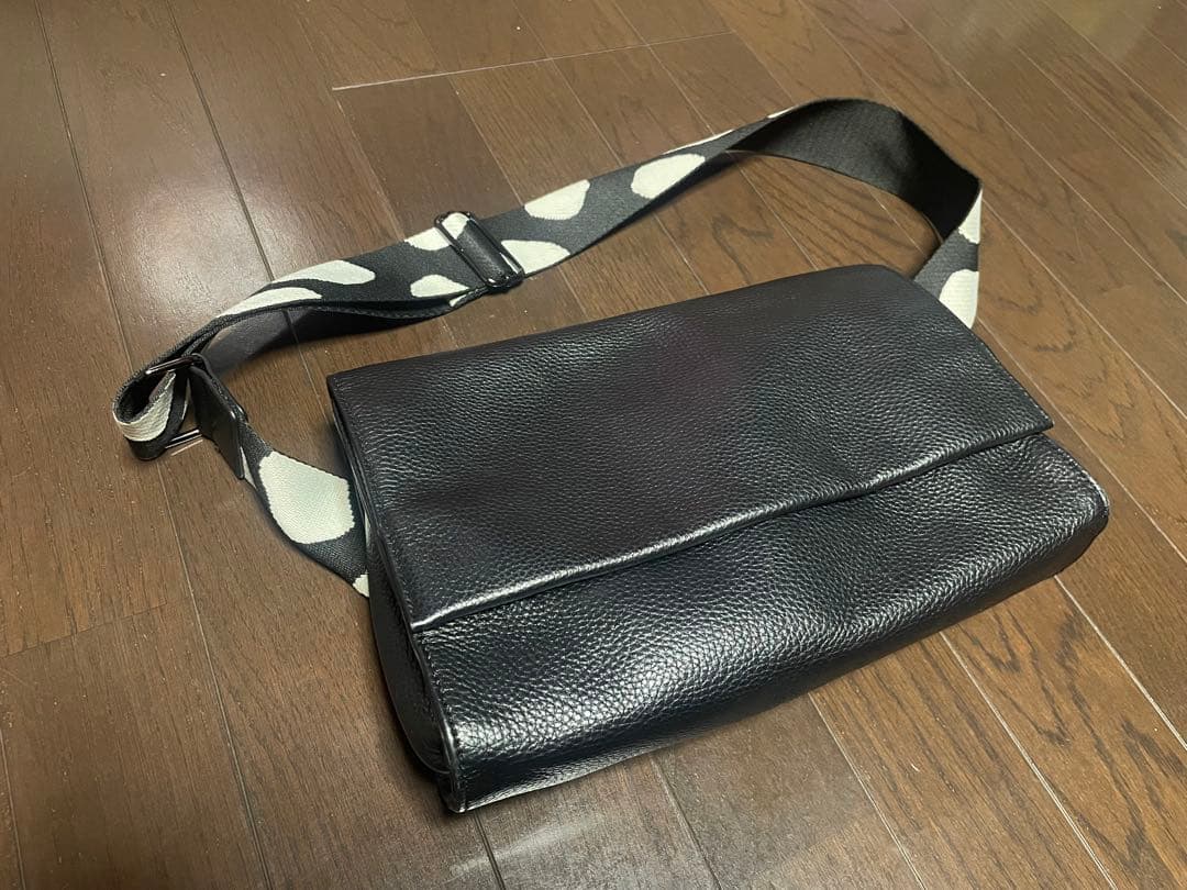 ear papillonner 《本革/470g》ワイドテープショルダーバッグ