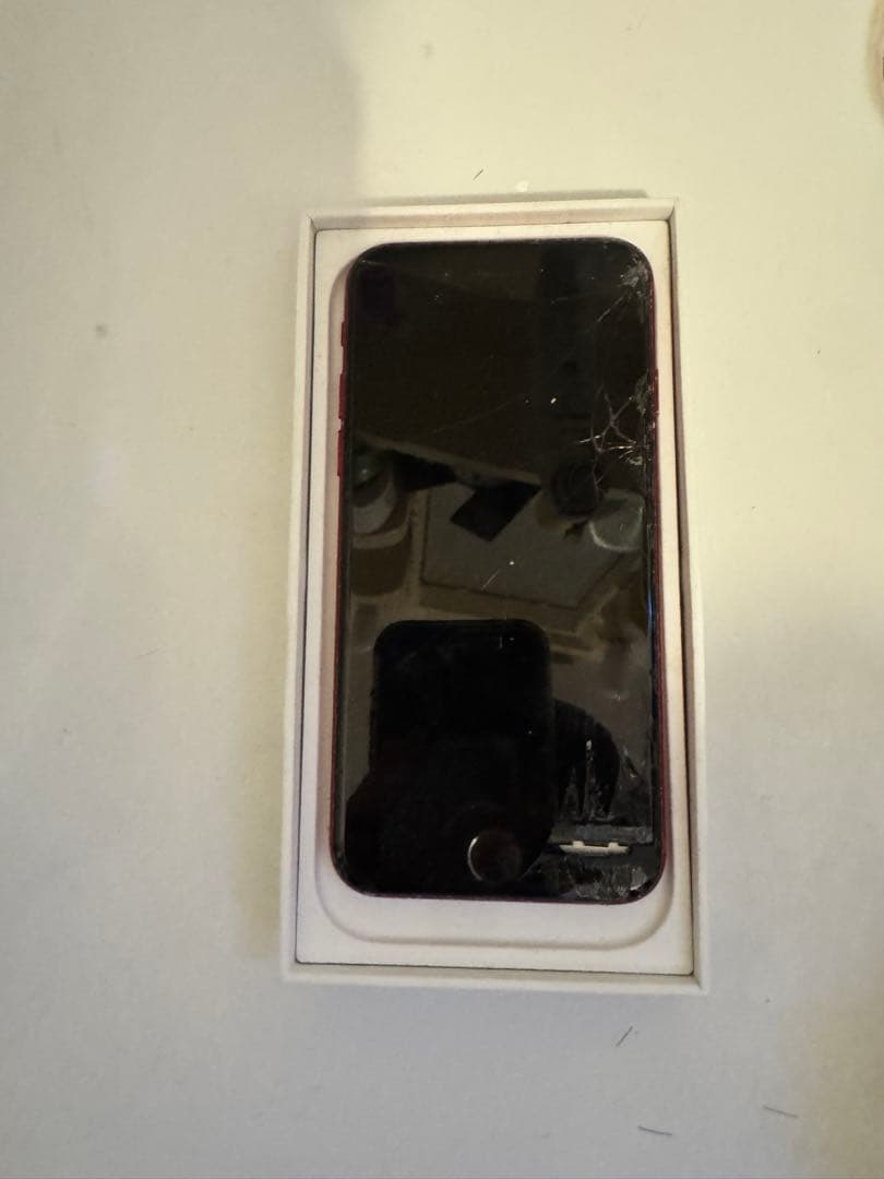 iPhone se3レッド 画面ひび割れあり