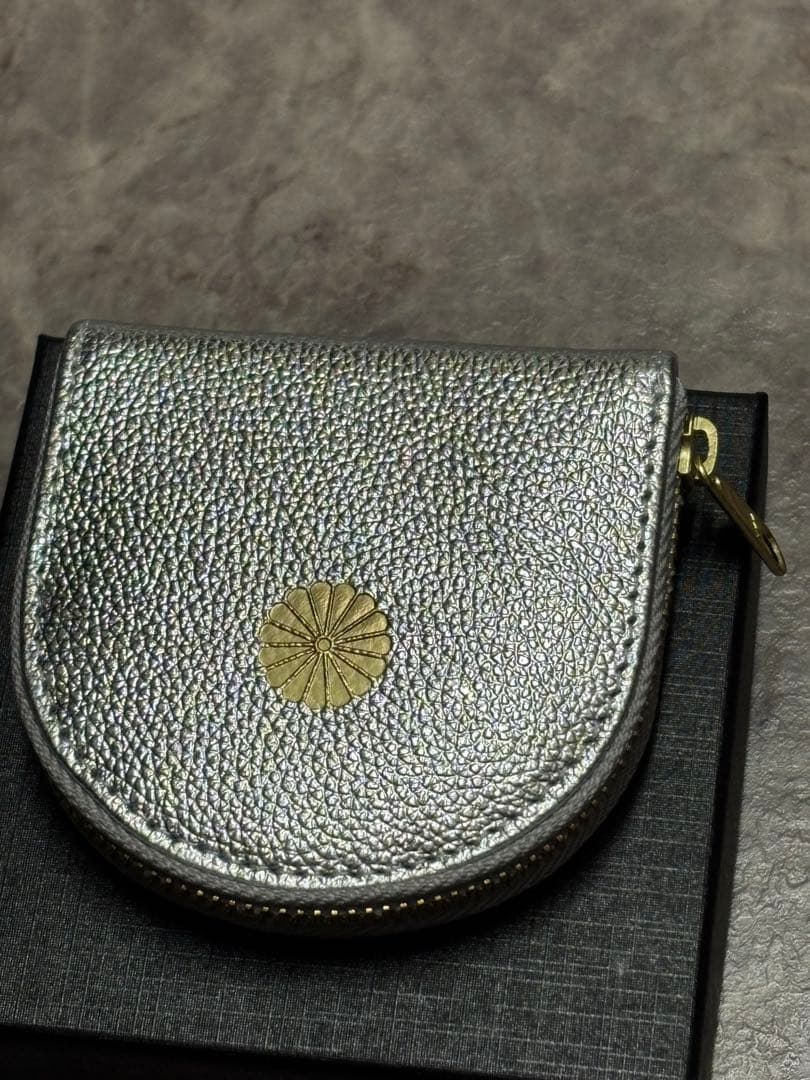 皇居　新品　シルバーにゴールドの菊の御紋　ケース　小銭入れ