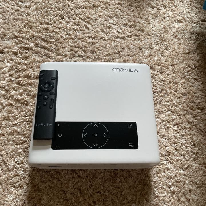 プロジェクターと50インチスクリーン