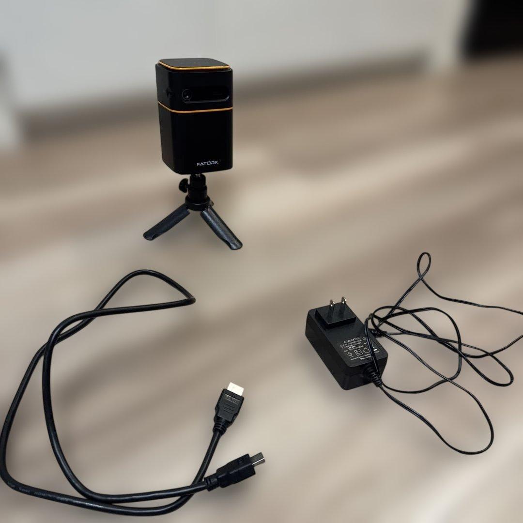 プロジェクター| 三脚とHDMIケーブル付き