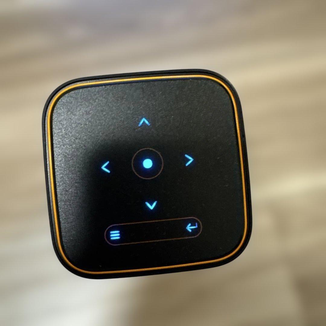 プロジェクター| 三脚とHDMIケーブル付き