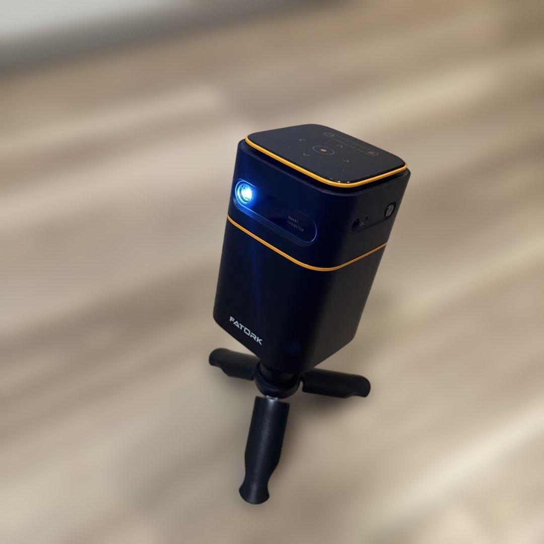 プロジェクター| 三脚とHDMIケーブル付き