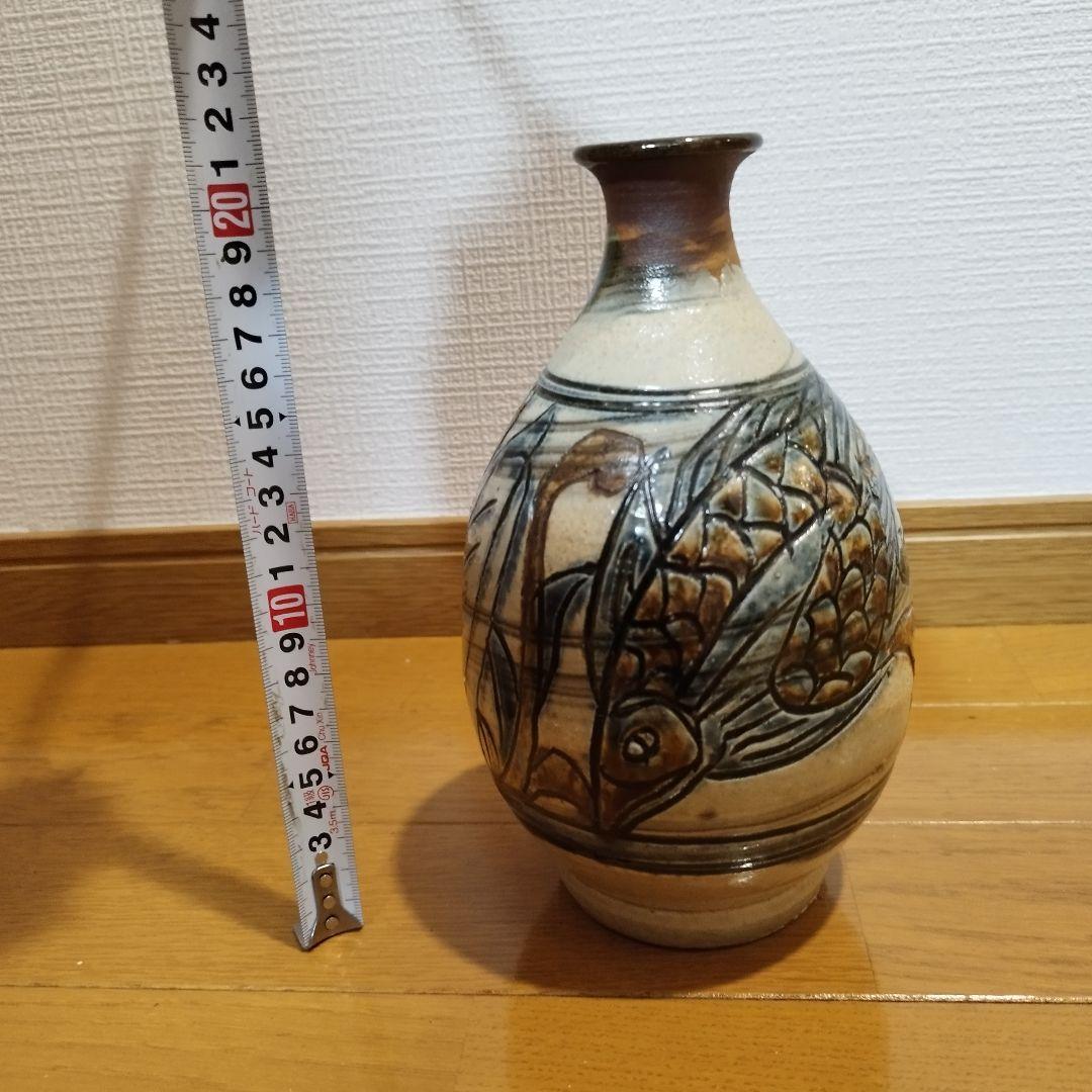 沖縄の人間国宝　金城次郎さんの飾り壷・花瓶　魚と海老の図　高さ約20センチ　在銘