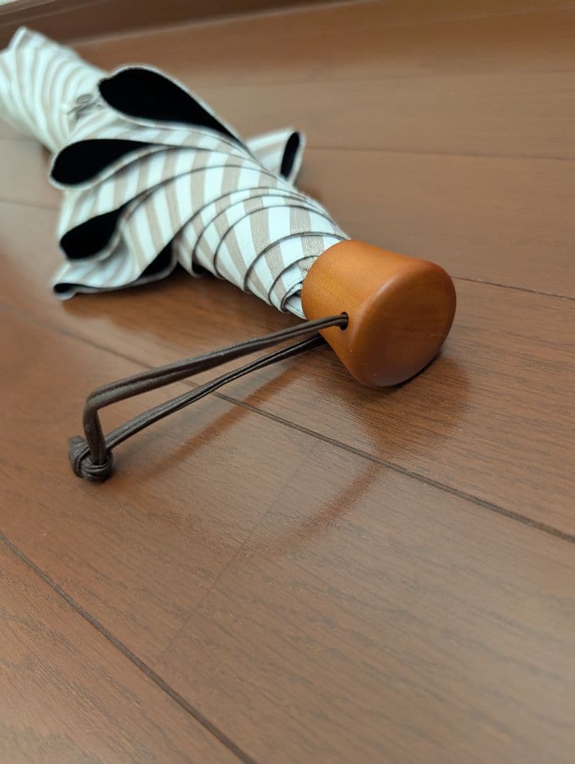 SUN BARRIER 100│折りたたみ日傘 ３段折 / ベージュ白ストライプ