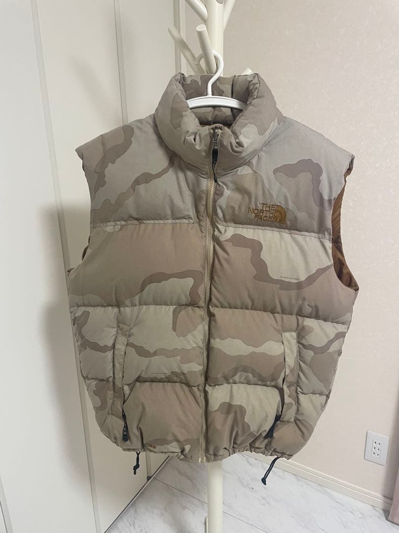 ノースフェイス ヌプシ ダウンベスト700フィル XLデザートカモ センターロゴ