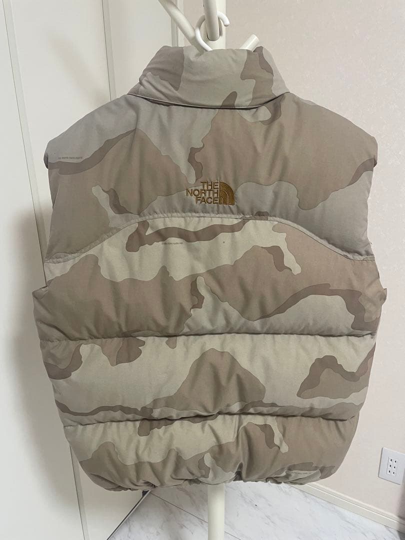 ノースフェイス ヌプシ ダウンベスト700フィル XLデザートカモ センターロゴ