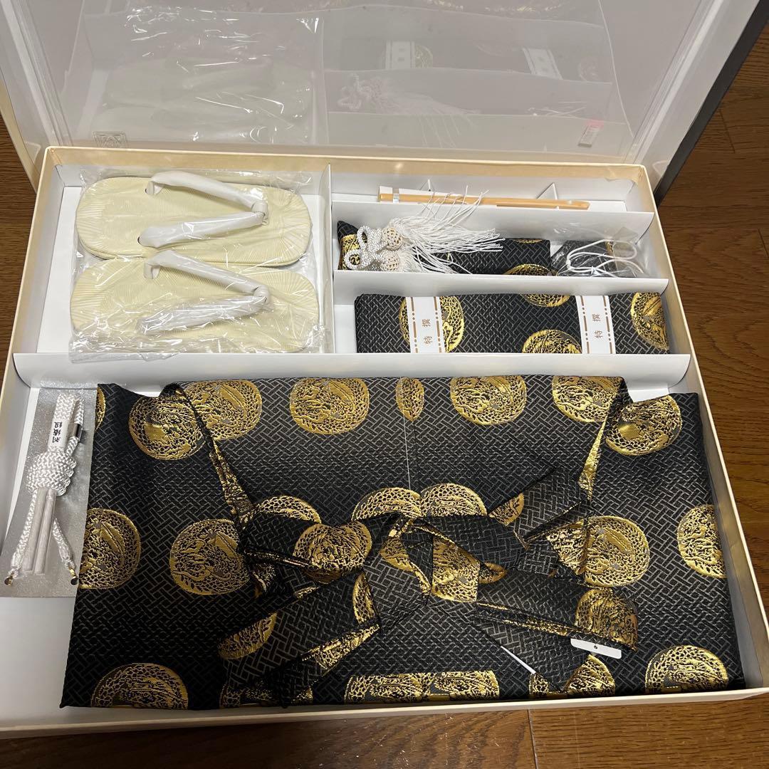 七五三 袴セット 男の子 袴、雪駄、懐剣、角帯、羽織紐、お守り　黒、金銀紋模様」