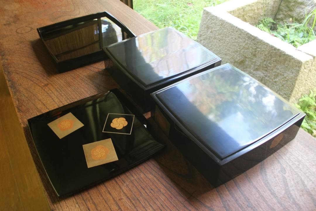 デッドストック！上質内朱黒漆に優美な梅蒔絵の映える台付二段重（検輪島塗重箱お重