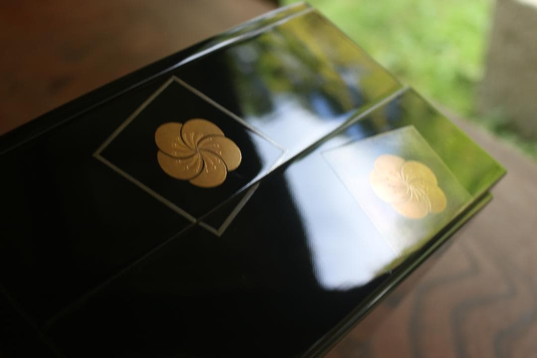 デッドストック！上質内朱黒漆に優美な梅蒔絵の映える台付二段重（検輪島塗重箱お重