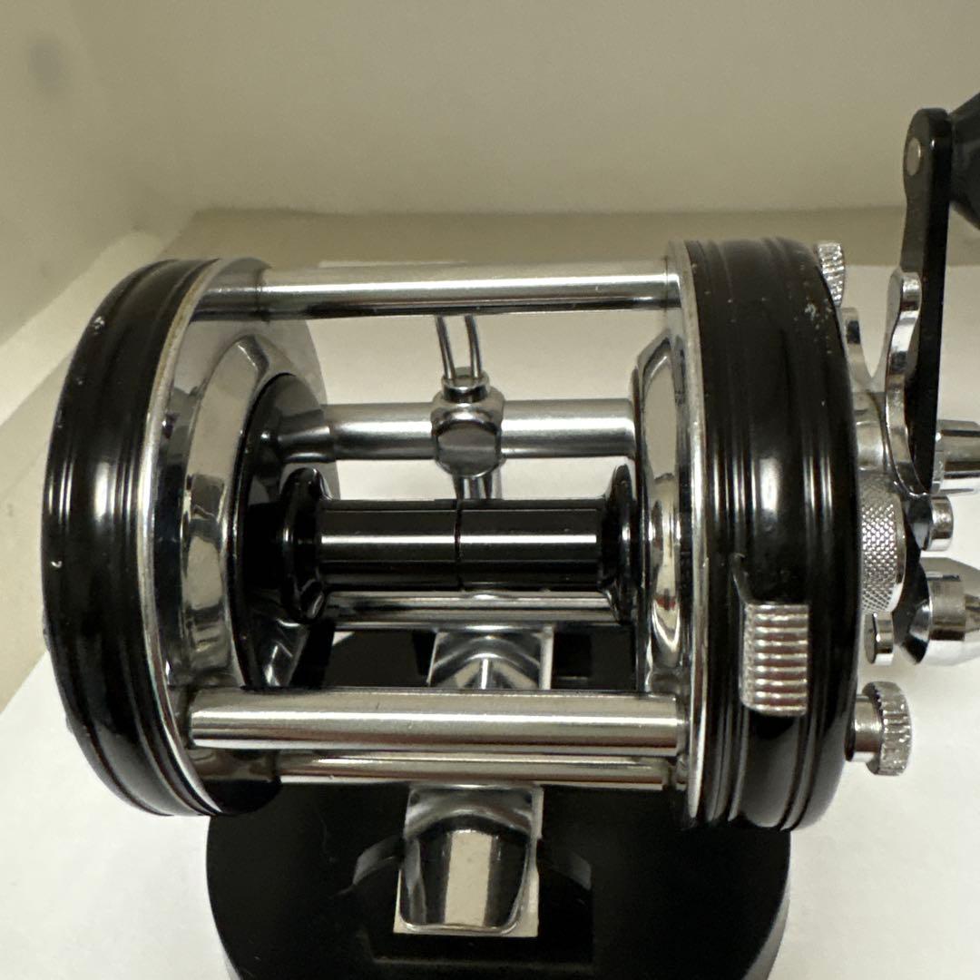 Ambassadeur 6000cベイトリール 黒と銀