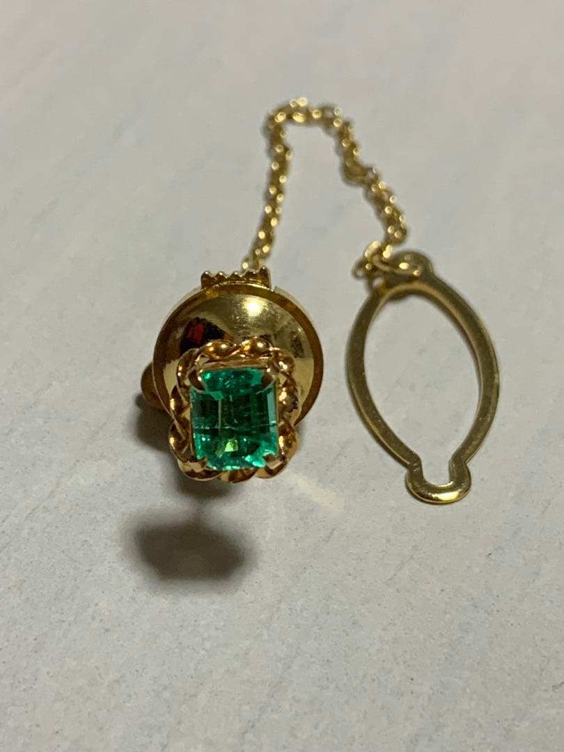 エメラルドカットストーン付き　18金　ネクタイピン