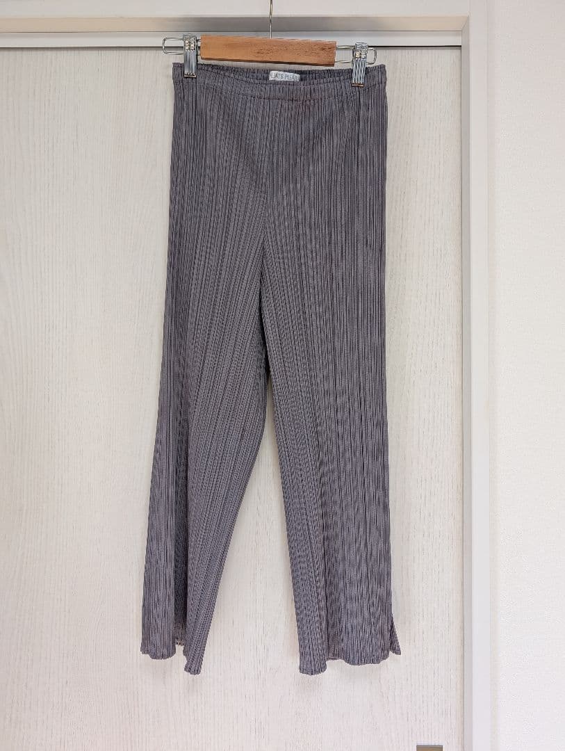 プリーツプリーズ グレー パンツ