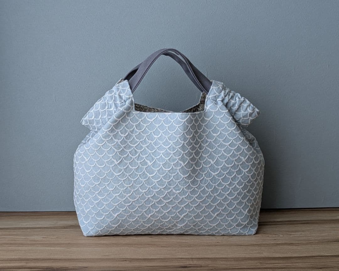 ミナペルホネンハンドメイドシャーリングバッグ（マーメイド、ライトブルー）