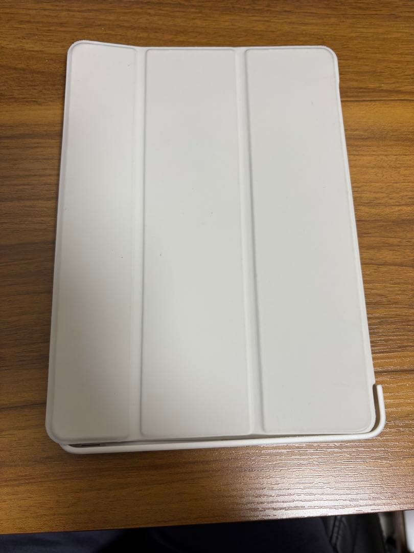 iPad シルバー 本体 カバー付き