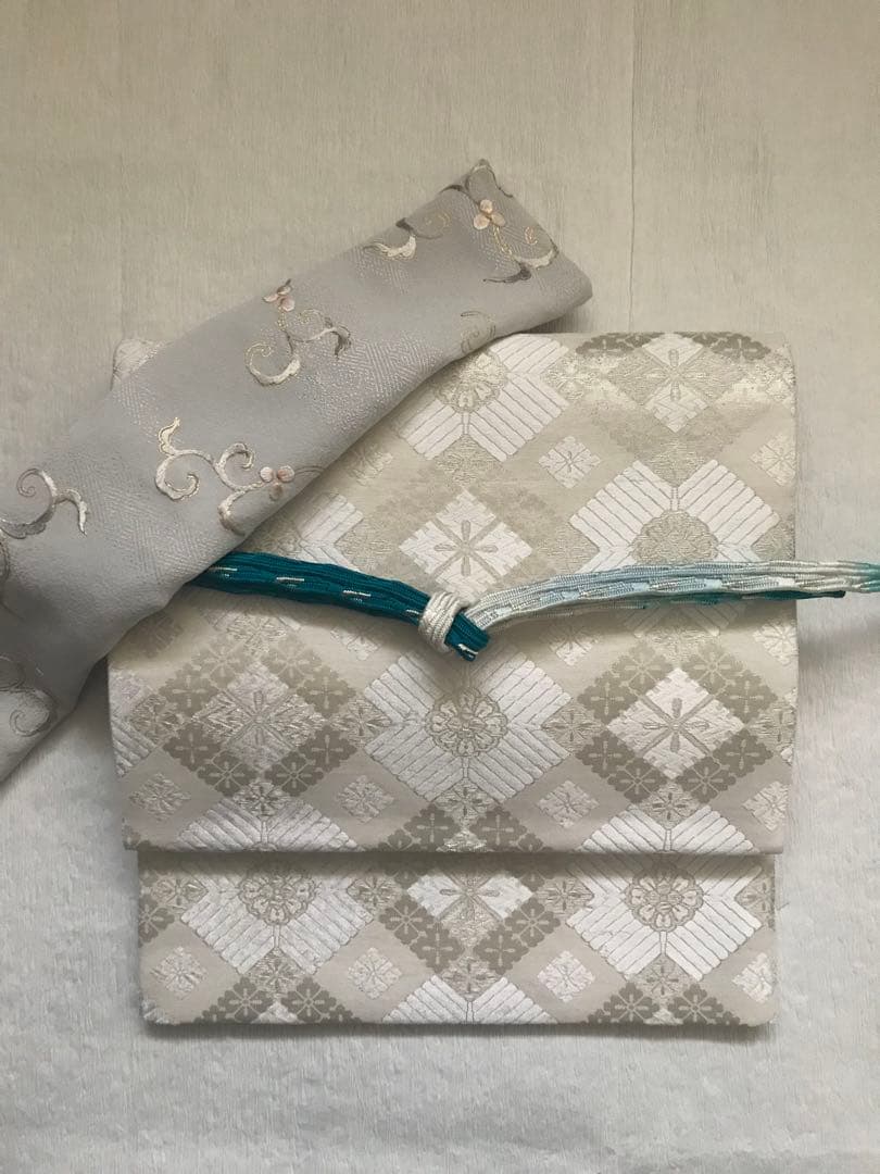 とっても使い勝手の良い白とシルバーの袋帯　正絹