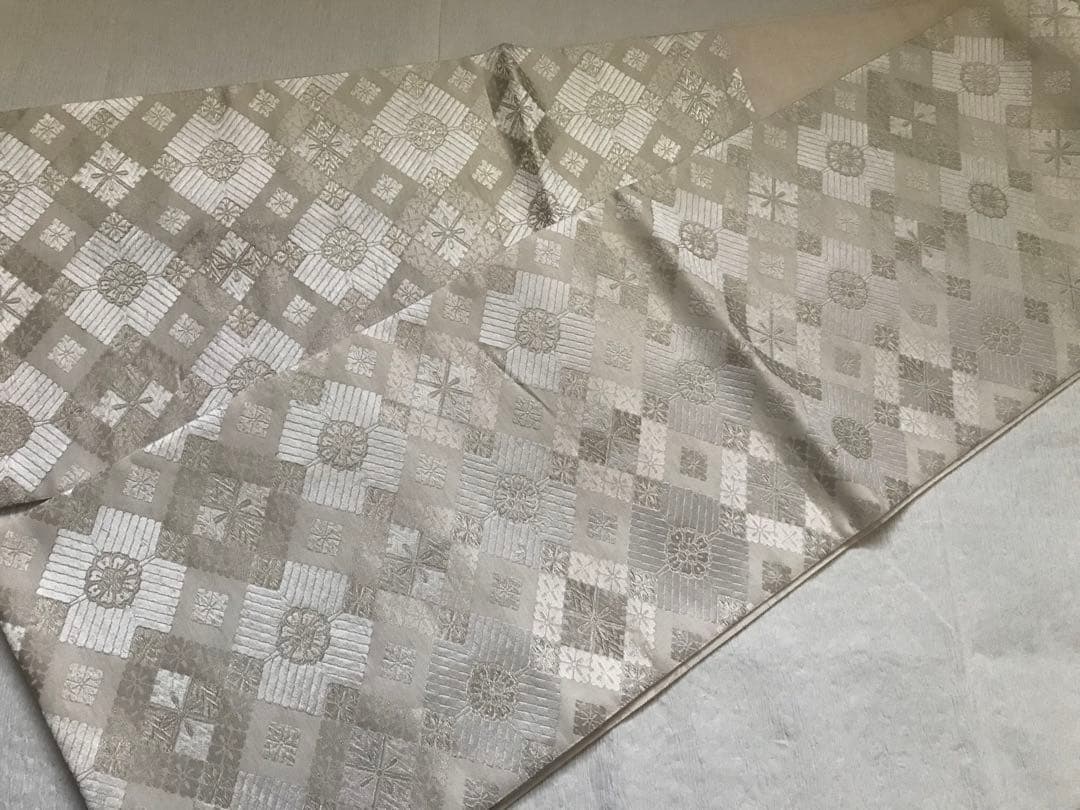 とっても使い勝手の良い白とシルバーの袋帯　正絹