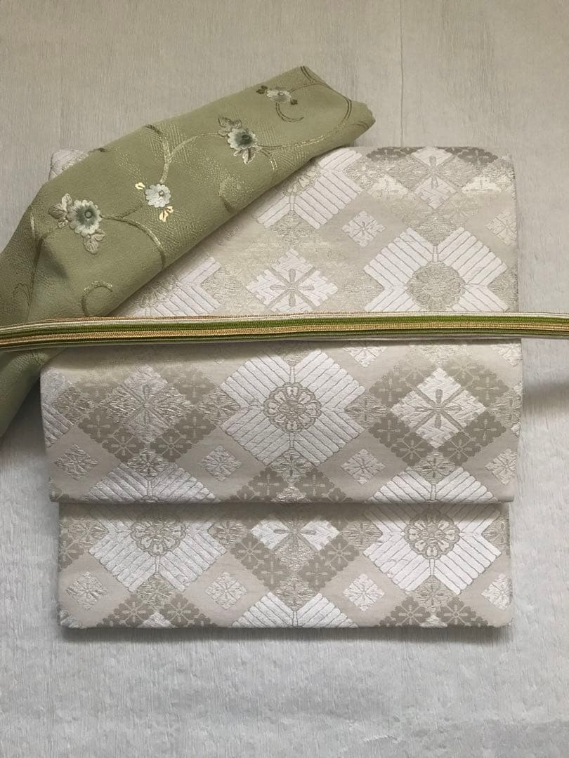 とっても使い勝手の良い白とシルバーの袋帯　正絹