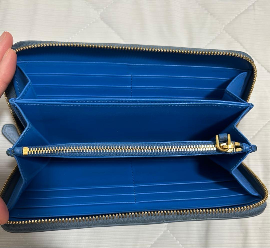 PRADAリボンモチーフラウンドファスナー長財布