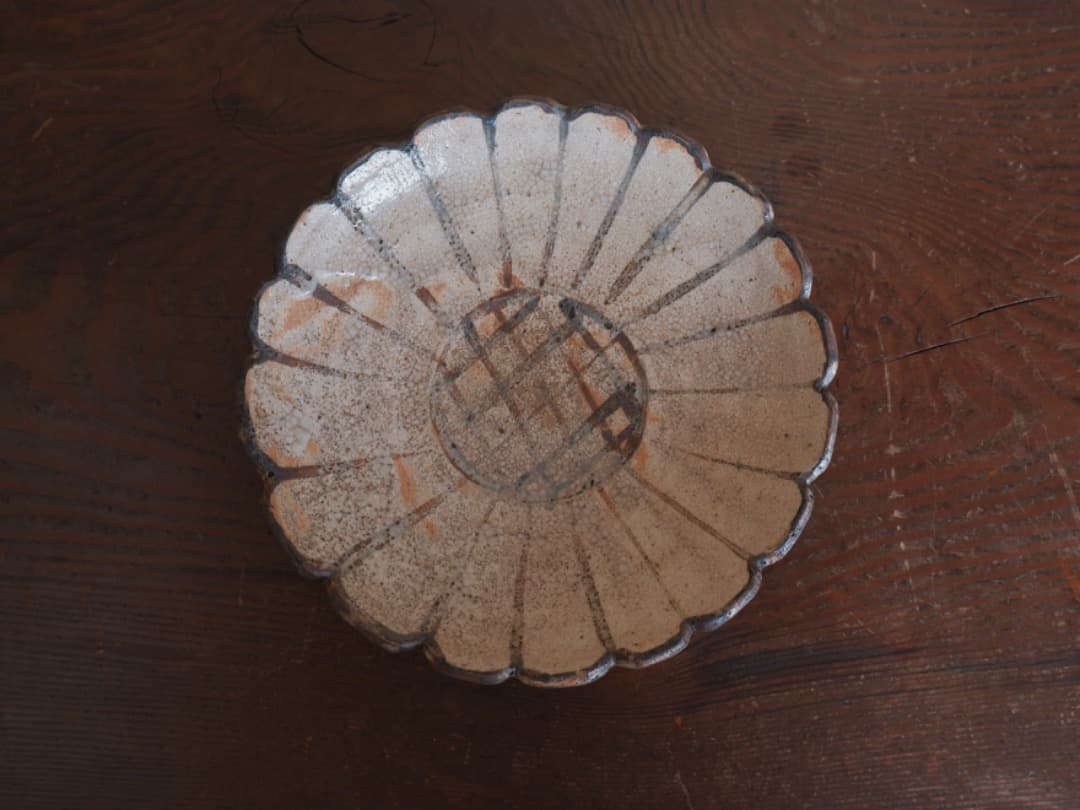 菊文皿　鉄絵　鉢　菓子器　陶磁工芸　箱付　Q1311