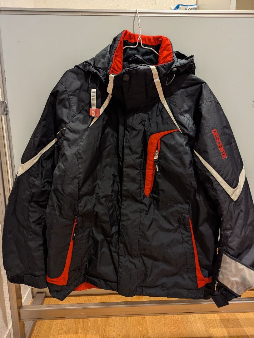 C*o様 DESCENTE М スキーウェア 上下セット 黒/赤