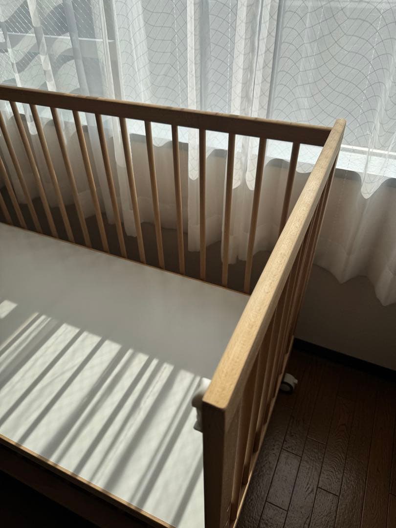 再値下げ【学習机にもできる】木製　ベビーベッド キャスター付き　高さ調節可