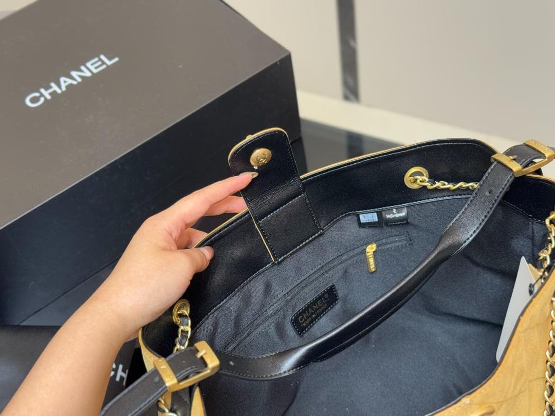 国内即発ノベルティ　ハンドバッグです　ブラック　バッグ