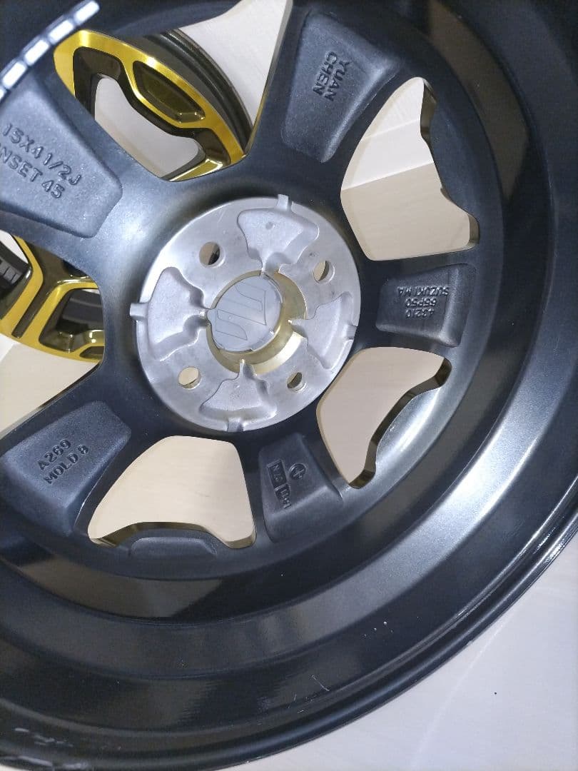 ②15インチホイール、カスタム塗装