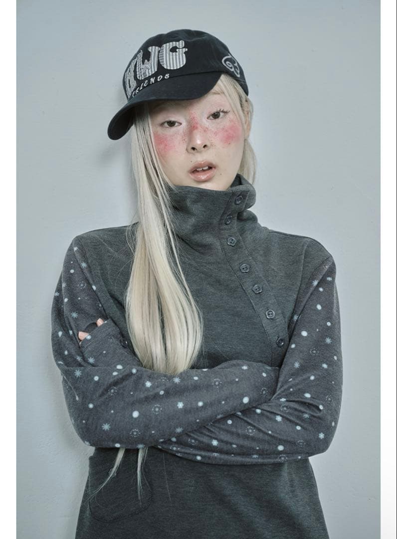 トップス HUG YOUR SKIN Flower Button Polar Top