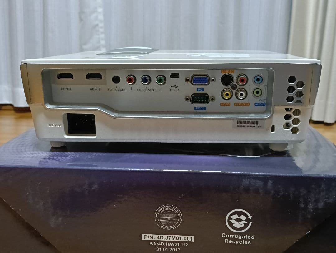 【美品】BenQ　超短焦点型DLPフルHDホームプロジェクター「W1080ST」