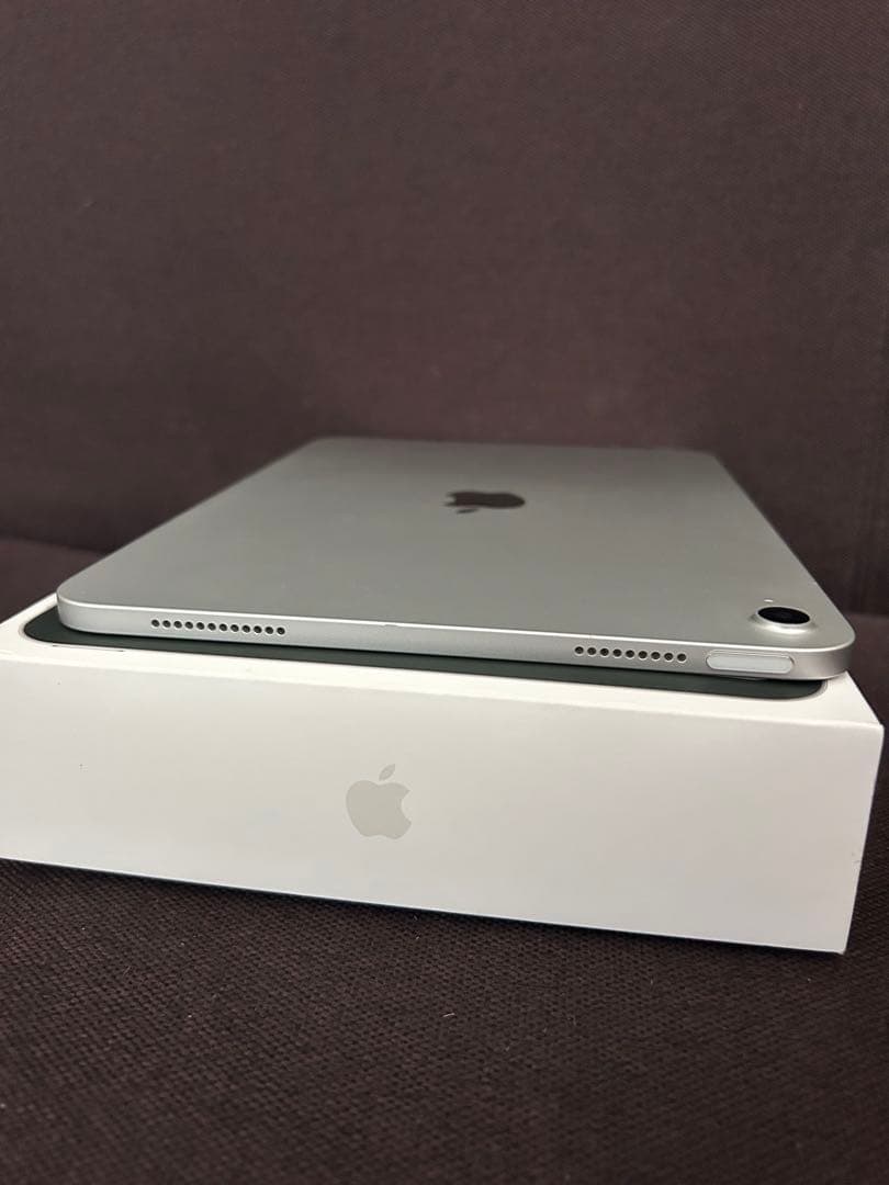 【極美品】iPad（第10世代）Wi-Fi／シルバー／64GB/キーボード付