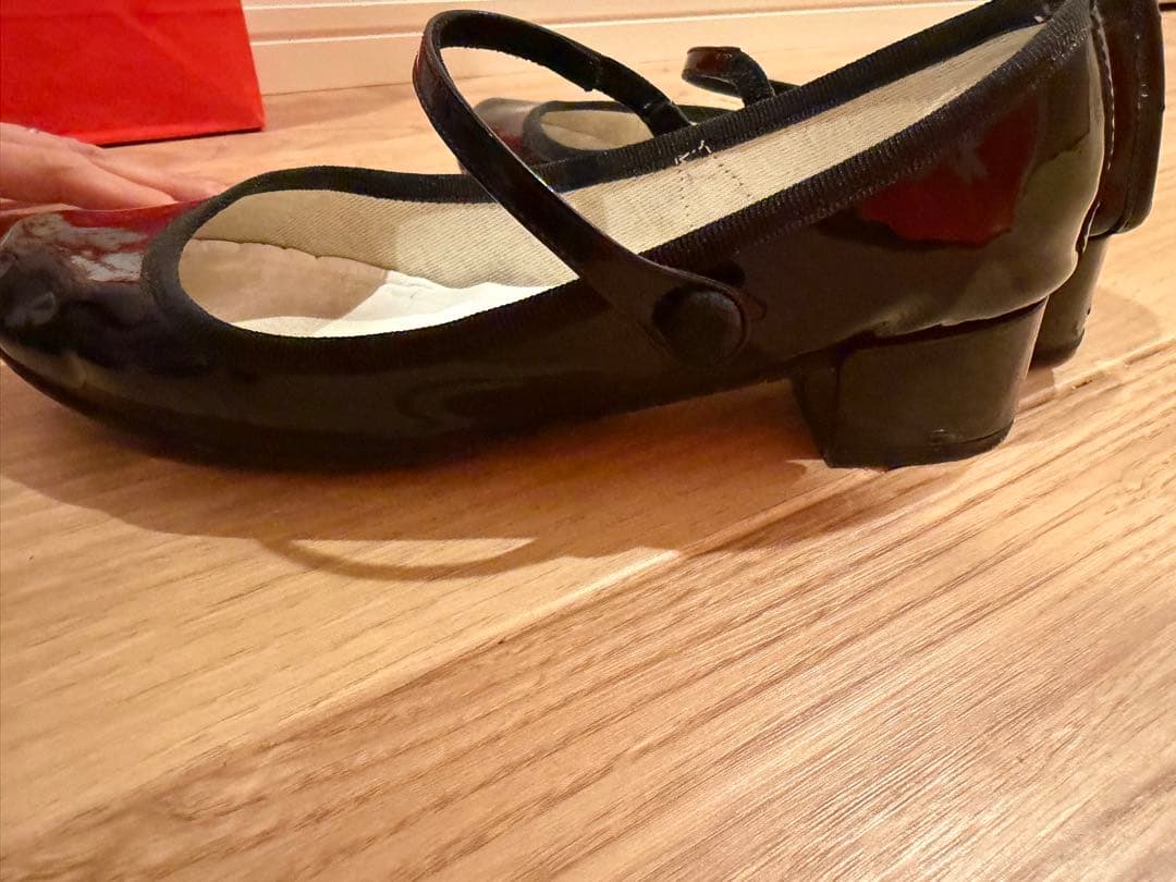 レペット　エナメル ブラック バレエシューズ ストラップ付き