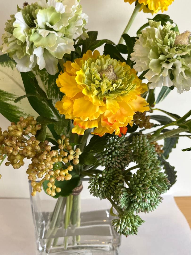 【エミリオロバ・ 春らしいラナンキュラスとグリーン… ガラス花瓶付き】