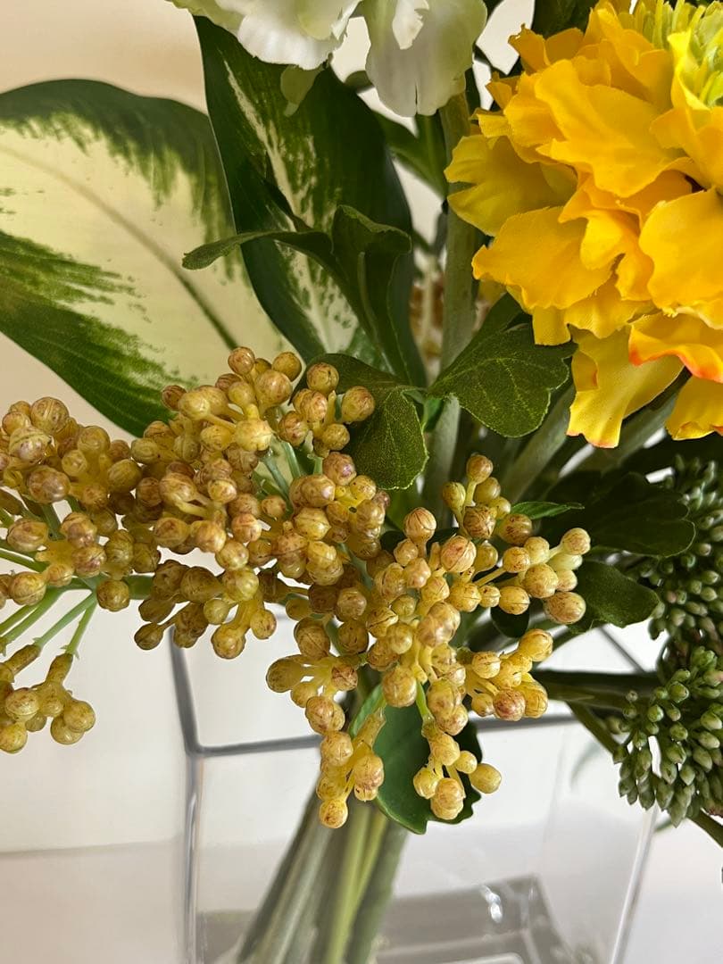 【エミリオロバ・ 春らしいラナンキュラスとグリーン… ガラス花瓶付き】